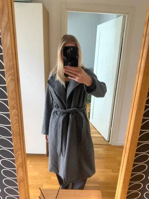 Grå kappa från bikbok  - Fin kappa från bikbok, passar mig som är 1,70💞