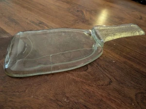 Återvunnen glasbricka  - Stilren bricka av återvunnet glas! Perfekt för chark eller inredning! ✨