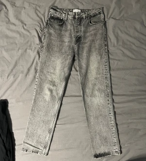 Gråa jeans från ASOS - Grå jeans från ASOS i storlek W30, L30. Säljer då de blivit för små.