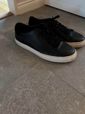 Axel Arigato Sneakers - Säljer dessa skor från Axel Arigato, köpte de här på vinted men var tyvärr för stora.  Har vanligtvis stl 41 så skulle säga true to size! Inte använda av mig och tycker de är 8 av 10 i skick. 
