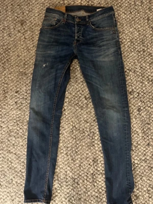 Dondup George - Ett par snygga dondup George jeans i grymt skick, storlek 33, skriv vid fler frågor eller funderingar!