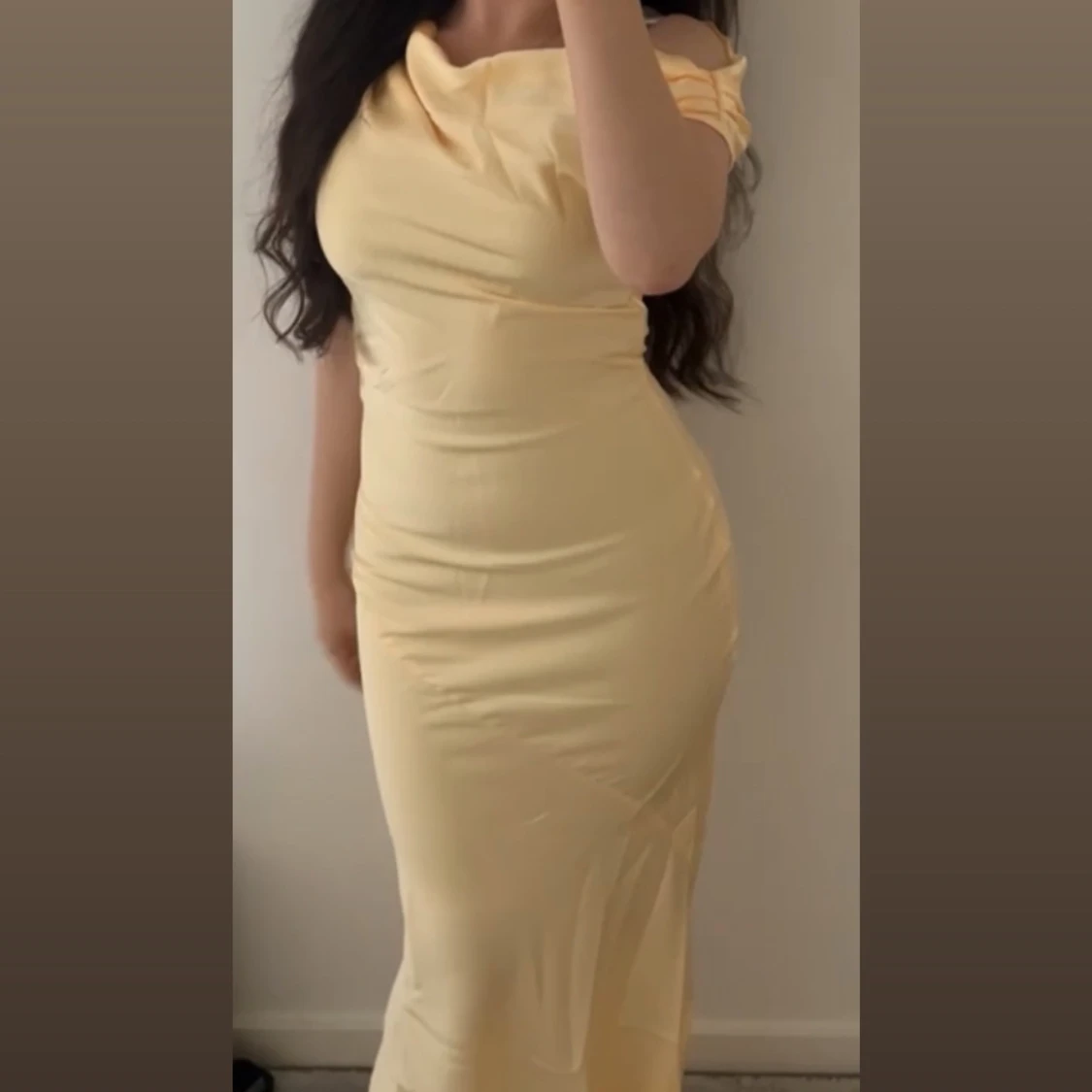 Ljusgul långklänning offshoulder - 2