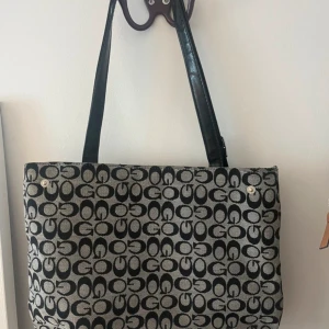 snygg handväska - snygg handväska som jag inte vet vad varumärket är för att förra ägaren mixade ihop paketen. är som helt ny och den är ren! priset går att diskuteras om och skicket är bra!