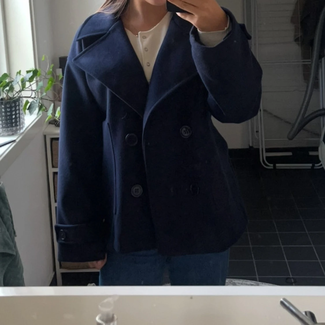 Mörkblå skepparkavaj med stora slag - 1