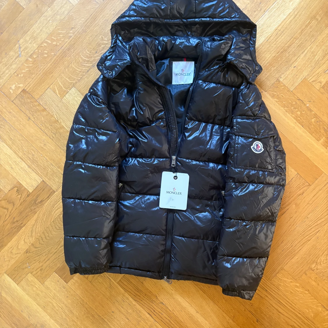 Svart Moncler pufferjacka med huva