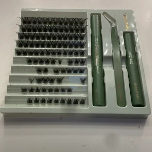 Sweetlux Cluster Lashes 5-i-1 kit - Sweetlux Cluster Lashes 5-i-1 kit innehåller svarta lösögonfransar i olika storlekar, bonder, sealer, remover och en applikator. Fransarna är i kluster för enkel applicering och ger ett fylligt och intensivt resultat. Allt kommer i en snygg grågrön förpackning med guldiga detaljer. Alla använda fransar är borttagna! Köpta för 195kr