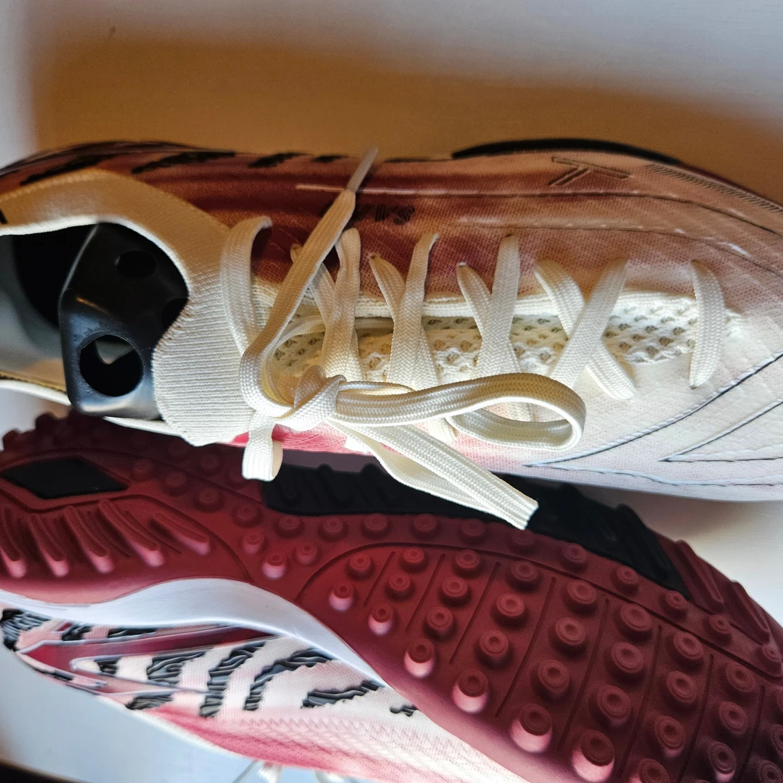 Zebramönstrade fotbollsskor i rött och vitt - 1