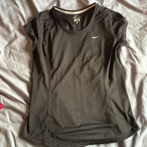 Träningstoppar - Svart från Nike storlek M, röd från Craft storlek S, linne i storlek Xs typ (köpt för några år sedan så minns inte var de är ifrån) 