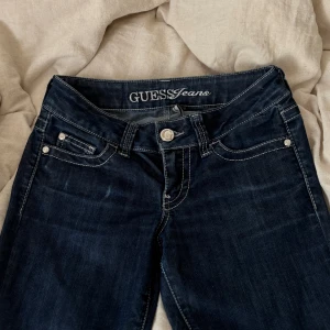 Low waist Guess jeans - Lågmidjade bootcut Guess jeans. Super fina, dock lite för små på mig! De har lite slitning i form av att paljetterna åkt av på bakfickorna (som på bilden) annars är de i perfekt skick!