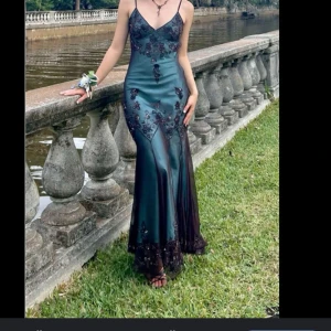 Söker Lång glittrig klänning med spets - Söker denna typen av klänning hör jättegärna av dig om du har en liknande! Söker i storlek xxs-s