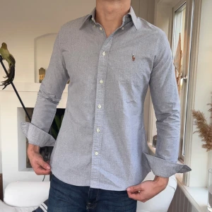 Grå slim fit skjorta från Ralph Lauren - Står i large men sitter som small 🥰❤️