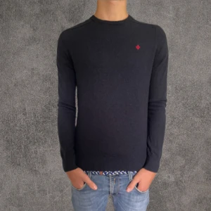 Mörkblå stickad Morris tröja - Säljer denna riktigt snygga mörkblå stickade tröja från Morris i 100% merinoull. Säljer eftersom den börjat bli för liten för mig. Skicket är mycket bra utan några defekter alls🤩Storleken är XS och passar dig som är mellan 160-170🙌Priset är diskuterbart!💯