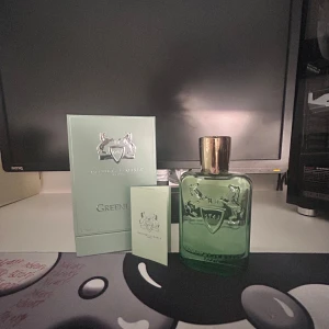 Parfums de Marly Greenley EdP - Greenley från Parfums de Marly i en snygg grön flaska med guldfärgad kork. Volym: 125 ml. Perfekt för dig som vill sticka ut med en exklusiv och modern doft. Levereras med originalförpackning och booklet.
