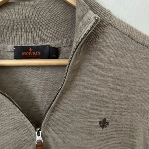 Morris Half Zip - Merinoull  - Fet half zip ifrån Morris i merinoull och storlek XS, säljer då jag behöver en storlek större. Till skillnad från de flesta merinoullströjor är denna inte krympt. Inga defekter alls och skulle säga nyskick men eftersom den har använts fåtal gånger blir det mycket bra. Passar nog som bäst på folk kring 165-173. Vid frågor eller fundering glöm inte o höra av er :)