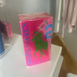 Ralph Lauren parfym  - Oöppnad parfym från Ralph Lauren, designad för kvinnor. Snygg och modern förpackning som sticker ut. Volym: 50 ml. Perfekt för dig som vill ha något unikt i din samling.