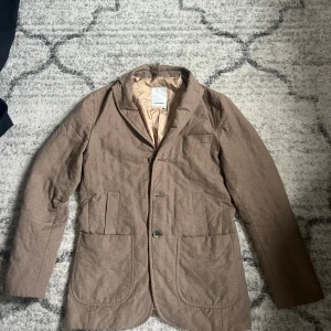 J.lindberg kavaj/jacka  - J.Lindberg kavaj/jacka i brun och beige färg som är som ny. Den kostade 2499 och säljs för endast 499
