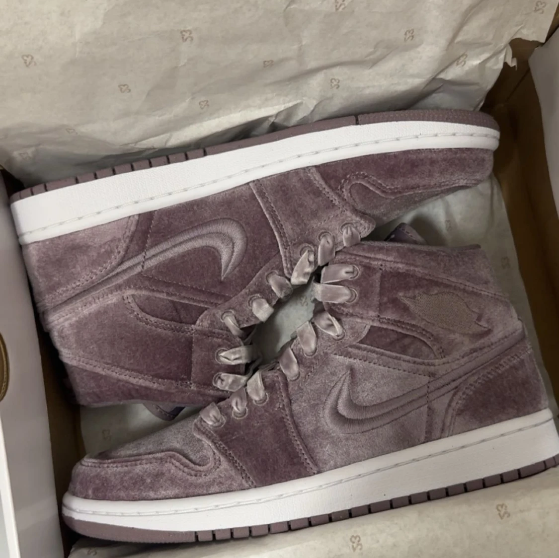 Nike Air Jordan 1 i lila sammet