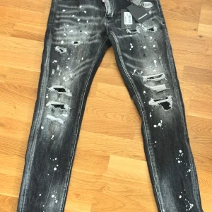 Svarta Dsquared2 jeans  - Helt nya Dsquared2 jeans för endast 3 200 kr. Nytt skick  – allt är precis som det ska vara