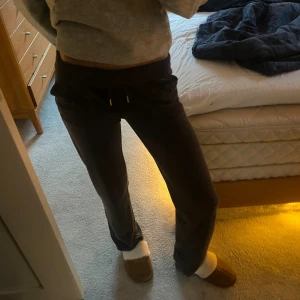 Bruna mjukisbyxor med snörning - Skitnsygga Juicy couture byxor. Storlek Xss men sitter som Xs. Ny pris 1199kr💗