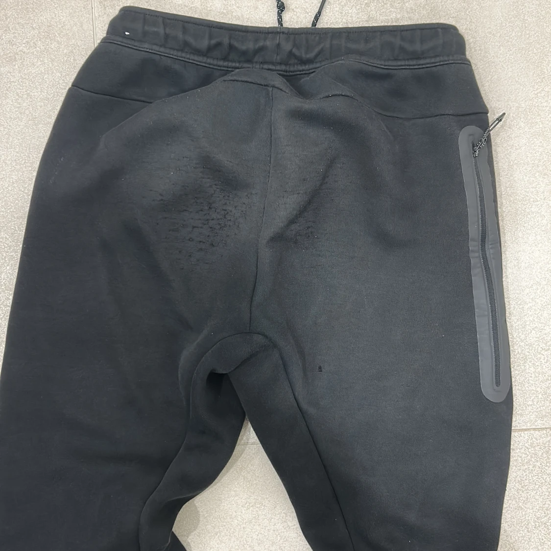 Svarta Nike mjukisbyxor med snörning - 2