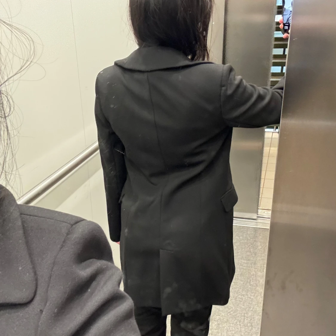 Svart rock med dragkedjedetaljer - 2