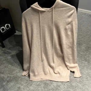 Beige hoodie från Garde Grisch - Beige hoodie från garde Grisch i storlek m. Använd några fåtal gånger. Bra skick
