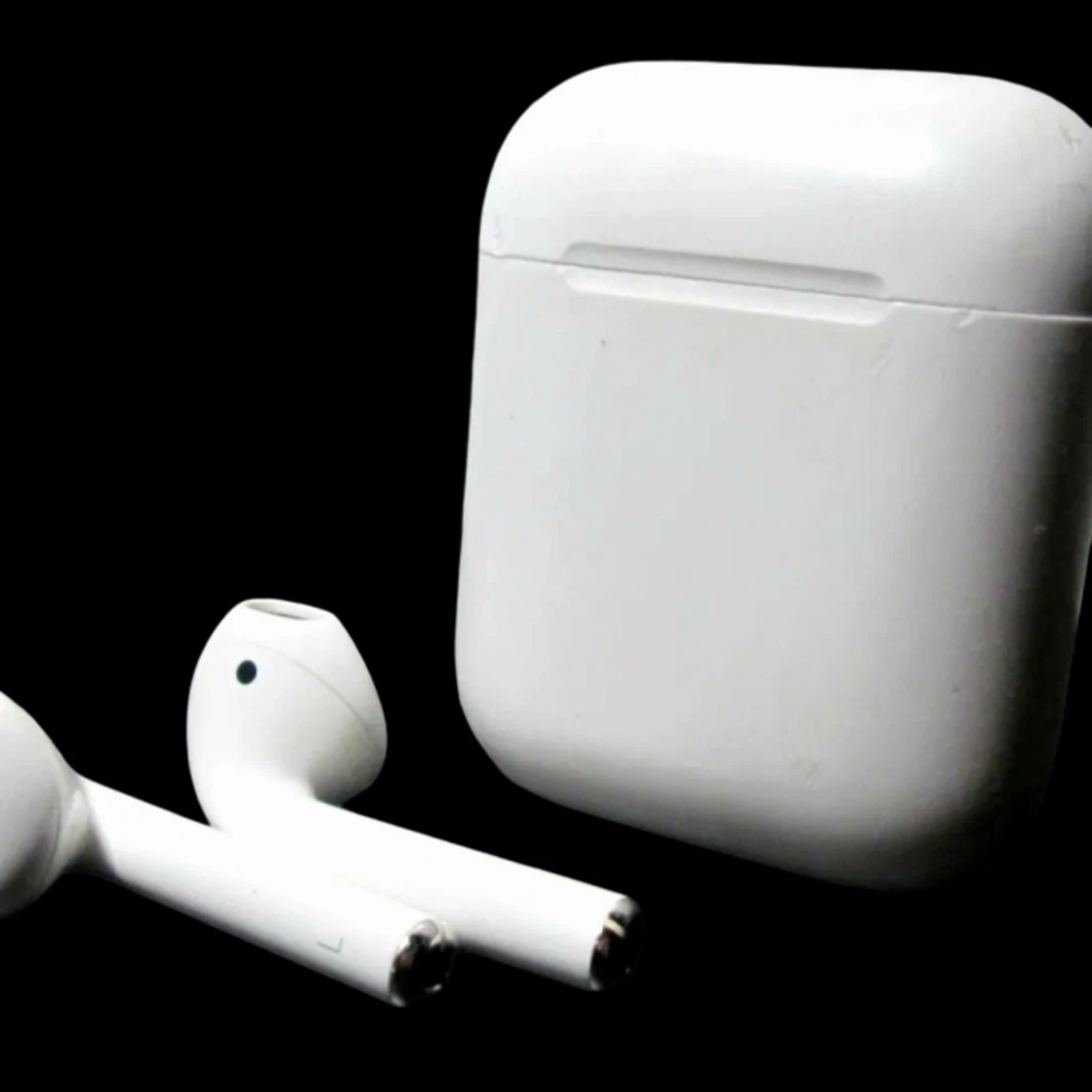 Apple AirPods (2nd Gen, 2019) – Fungerar bra (Slitet skick)