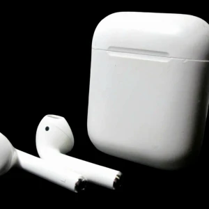 Apple AirPods (2nd Gen, 2019) – Fungerar bra (Slitet skick) - Säljer ett par Apple AirPods (2nd Gen, 2019) där ljud och mikrofon fungerar som de ska. Perfekt för dig som behöver fungerande AirPods till ett bra pris.  Ingår: AirPods (vänster + höger) Laddfodral  Skick: Fodralet och hörlurarna har bucklor, repor och viss missfärgning Kan finnas inrepat smuts – se bilder noga för egen bedömning Trots det fungerar ljud och laddning som det ska  Obs: Noggrant rengjorda utvändigt och redo att användas.
