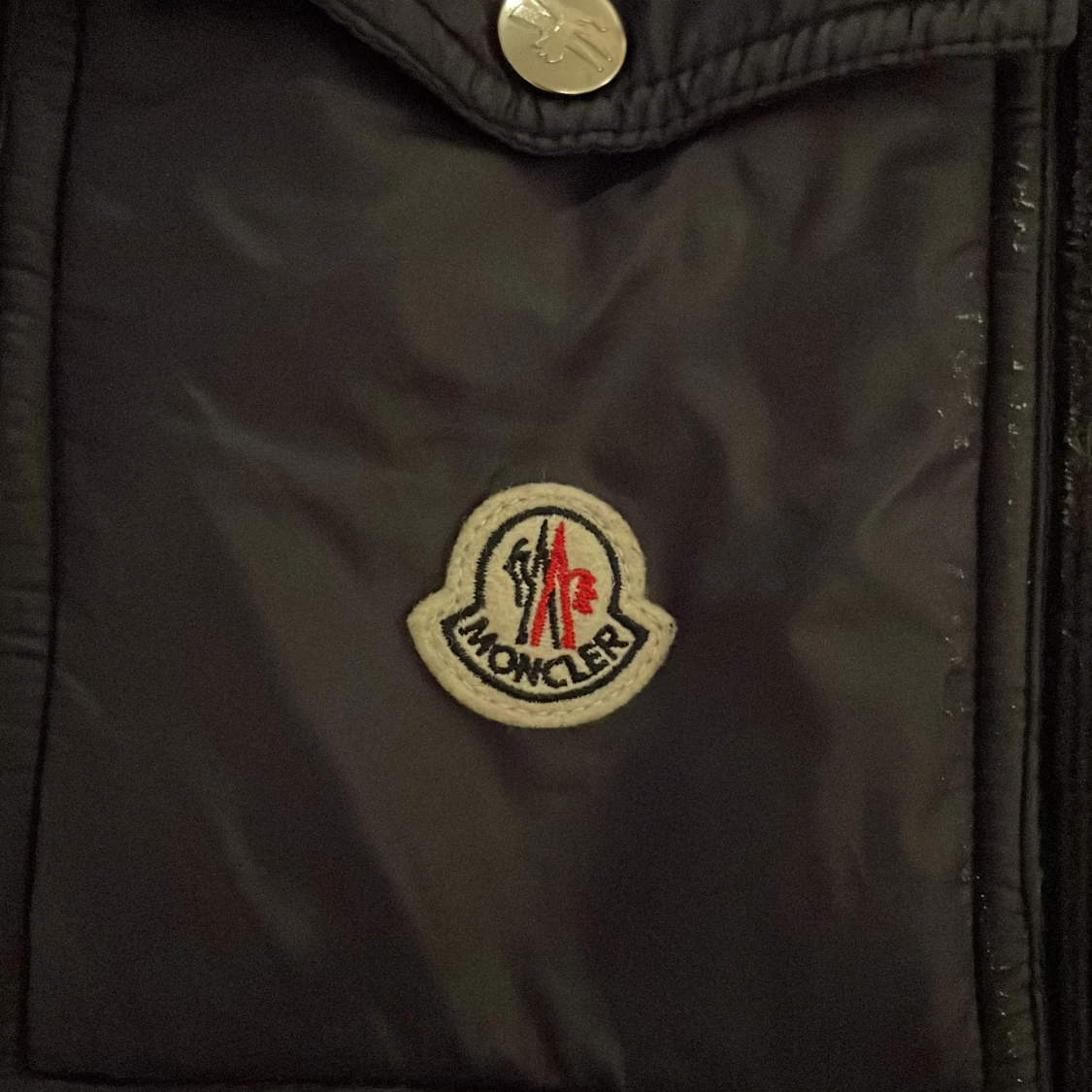 Svart Moncler pufferjacka med huva - 1
