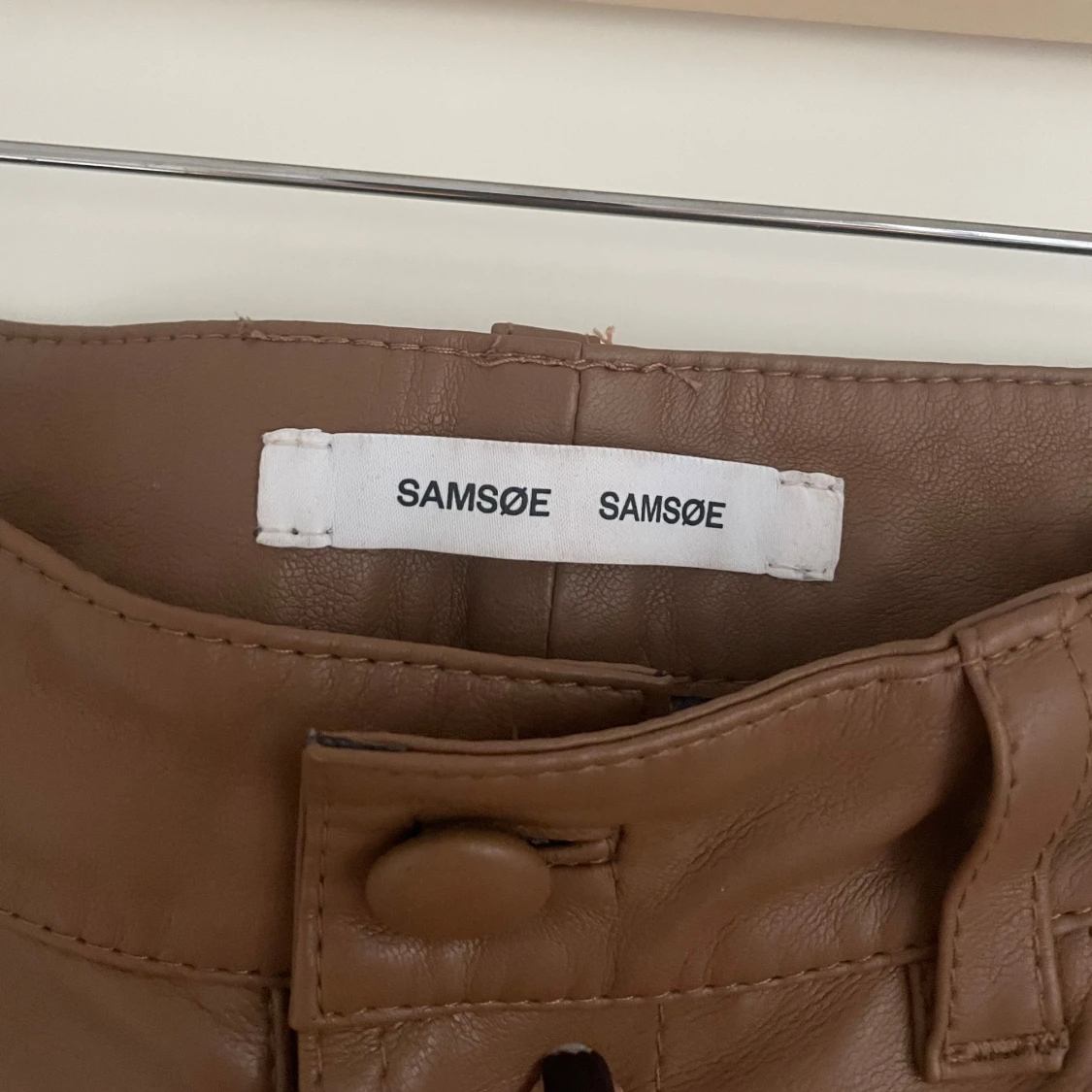 Bruna raka byxor i skinnimitation Samsoe Samsoe  - 3