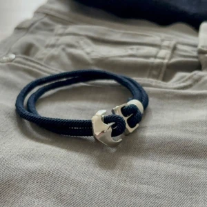 Ankare Armband - Marininspirerat armband – Stil & Kvalitet från Armory  Upptäck det perfekta komplementet till din stil! Detta marinblå armband med en stilren ankardetalj kombinerar en elegant design med en avslappnad, nautisk känsla.  Ett utmärkt val för dig som vill ha en diskret men stilfull accessoar eller en uppskattad present till någon speciell.  Hör av dig vid frågor / armory 