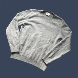 Colorful Standard merinoulltröja – Storlek S, grå - Säljer en stilren och högkvalitativ tröja från Colorful Standard i storlek S. 	•	Material: 100% merinoull (återvunnen) 	•	Färg: Grå 	•	Mått: Axelbredd 45 cm, längd 61 cm 	•	Skick: Nästan som ny, inga defekter eller slitningar 	•	Tillverkad i Portugal och förtvättad för perfekt passform.  Otroligt mjuk, varm och tidlös – passar perfekt för höst och vinter!  Pris: [599] Skickas snabbt och väl paketerat🚀🚀🚀