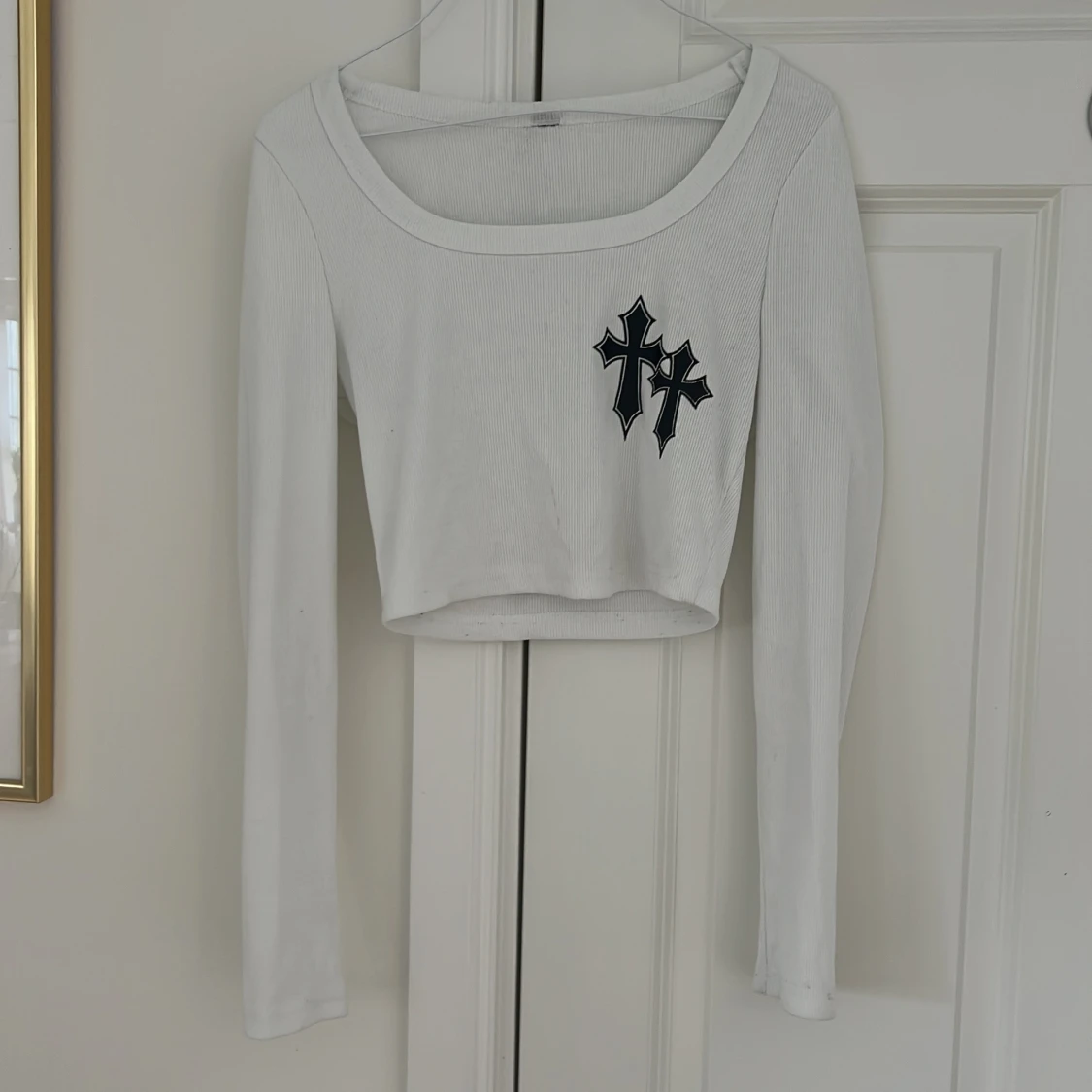 Vit långärmad topp med kors  - 1
