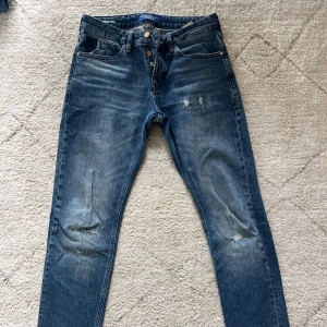 Scotch & Soda jeans  - Scotch and soda jeans med slitningar och långa fina detaljer. Sparsamt använda, lite stretch och slim/tapeter passform. Storlek W30 och L32