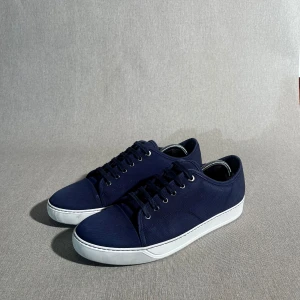 Lanvin dbb1 - Lanvin dbb1  Populära skor som har en perfekt färg kombination, dom går alltid hem!  Storlek: 45 EU | Färg: Marinblå | Skick: Mycket bra | Material: Tyg | Tillbehör: inget | Pris: 2199kr  Dm för frågor.