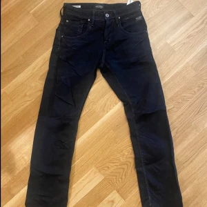Svarta loose fit jeans Jack & Jones - Säljer ett par svarta loose fit jeans från Jack & Jones i storlek 29/32. Byxorna har en boxy passform och klassisk femficksdesign. Perfekta om du gillar en avslappnad och rymlig stil. Materialet är jeans och färgen är riktigt mörk svart.