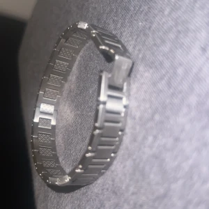 Silverfärgad klocklänk från Lacoste för 400 spänn  - Säljer en stilren silverfärgad klocklänk från Lacoste i metall. Länken har klassisk design med rektangulära länkar och diskret Lacoste-logga på spännet. Perfekt för dig som vill byta ut eller uppgradera din klocka med en snygg och tidlös länk.    Ny pris 1200, säljer den för 400kr. Har aldrig använt den för den var för stor på mig. 