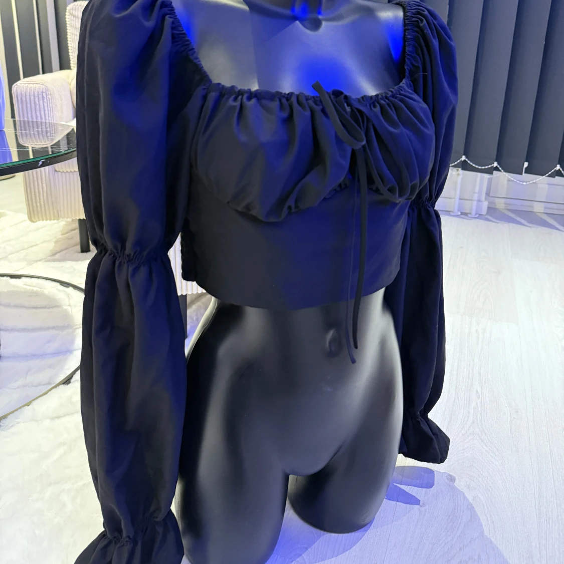 Svart croppad blus med puffärmar