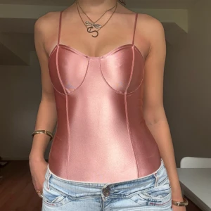 Metallic body - Så fin metallic färgad body. Jag är 168 och det är mina bilder, köp via köp nu direkt eller Swish, kvar tills markerad som såld 💖 