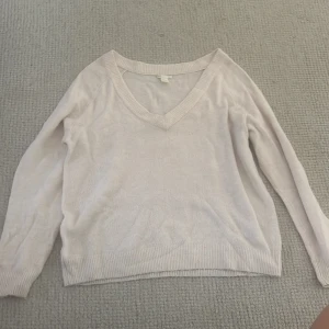 Ljusrosa v-ringad tröja H&M Basic - Supermjuk ljusrosa v-ringad tröja från H&M Basic. Tröjan har långa ärmar, ribbade muddar och är i en klassisk, enkel modell som är lätt att matcha. Perfekt för lager-på-lager och chill vibes.