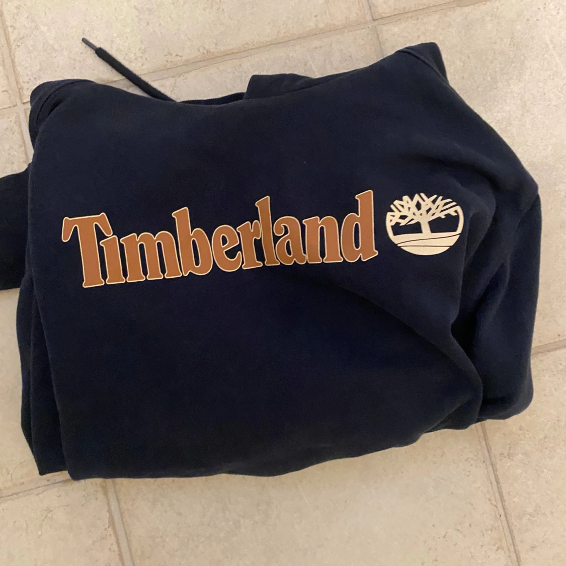 Mörkblå Timberland hoodie med logga - 1