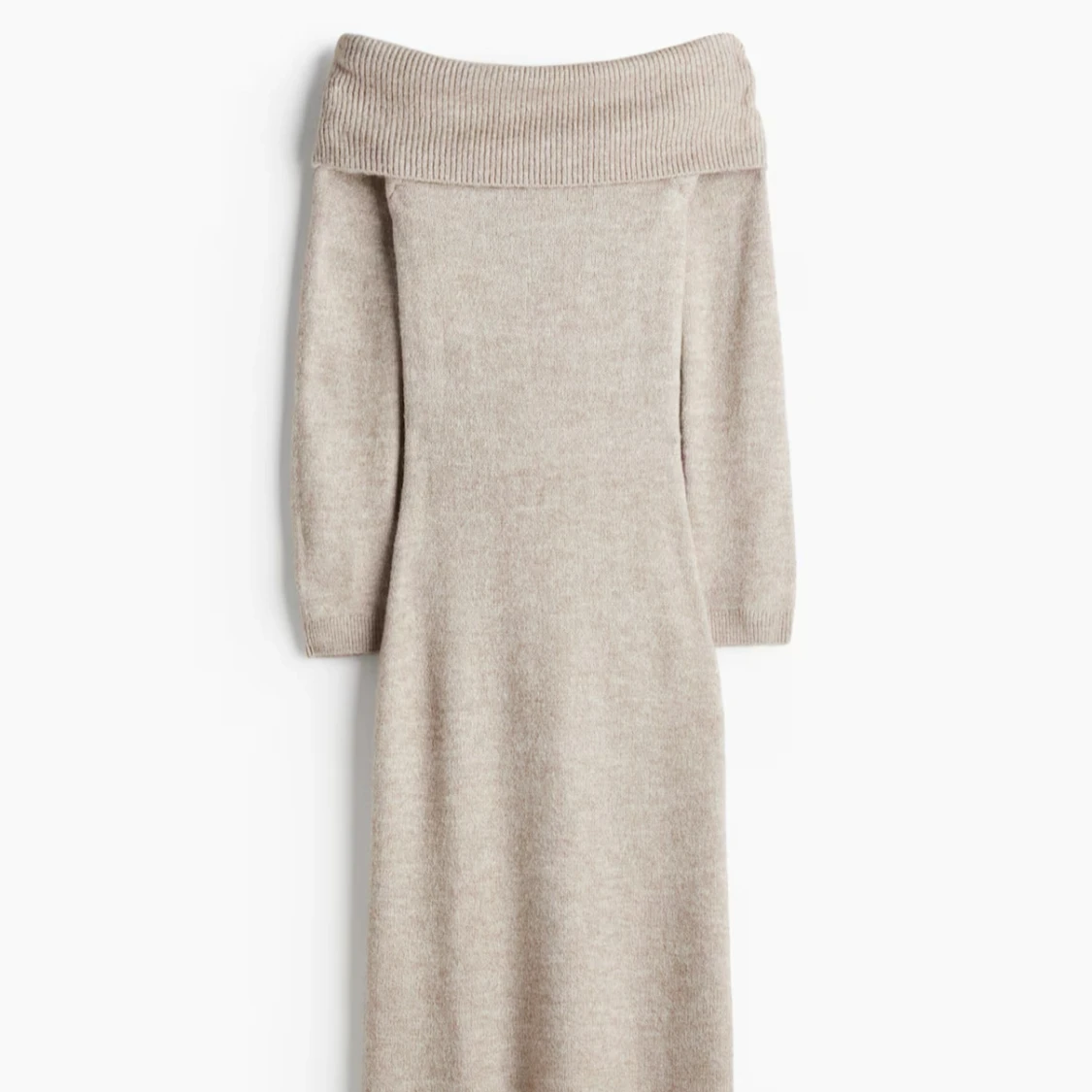 Beige stickad offshoulder långklänning - 1