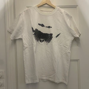 Vit teen x t-shirt Ken Carson  - Säljer en vit teen x t-shirt, från artisten Ken Carson 