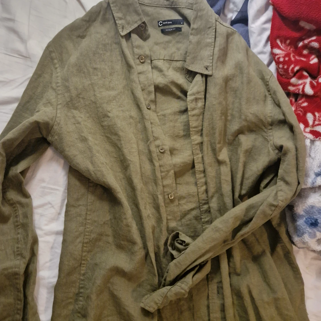 Olivgrön linneskjorta från Cortefiel - 1