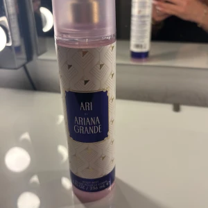 Ari by Ariana Grande Body Mist - Fräsch body mist från Ariana Grande, Volym: 236 ml. Helt oanvänd, köpt från normal. Vid frågor är det bara att skriva!💜💜