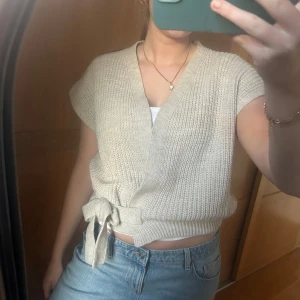 Beige stickad väst med knyt - Säljer den här super fina koftan i storlek S/M 🤍