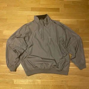 Grå vintage vindjacka från Degree - Grå vintage vindjacka från Degree i storlek M. Jackan har avtagbara armar(bild 3). Jackan är i mycket bra skick. Hör av er vid eventuella frågor!