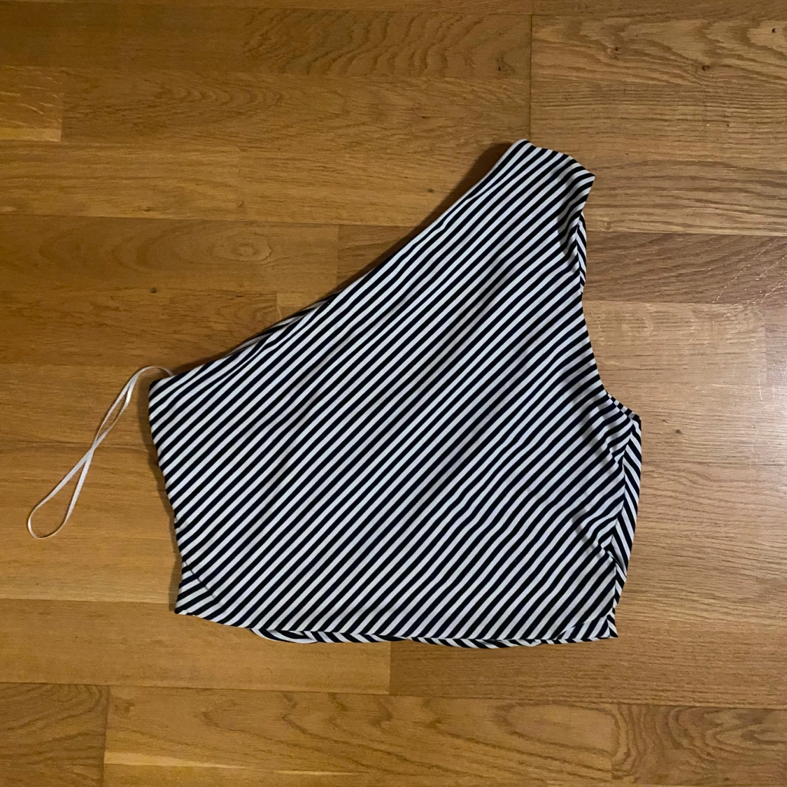 Randig one shoulder topp i svartvitt - 1