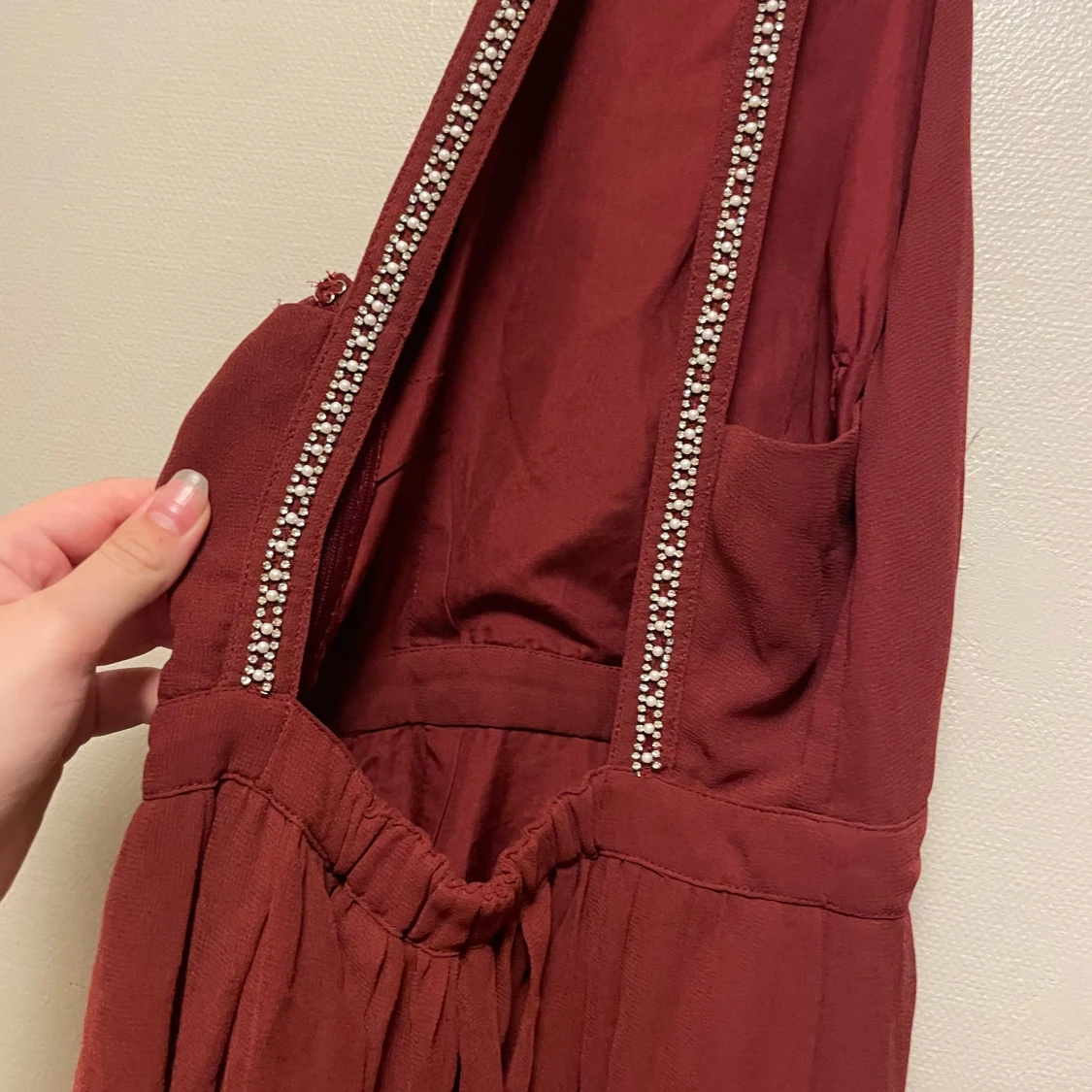 Vinröd långklänning med pärldetaljer EVE - 2