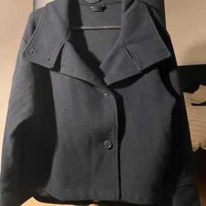 gina tricot mörk blå höst  jacka  - xs men passar bra som S 